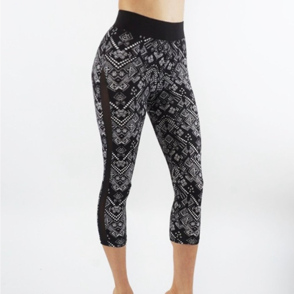 Soft Capri Mid-Rise Leggings With Mesh
Panels Size Large NWT!
